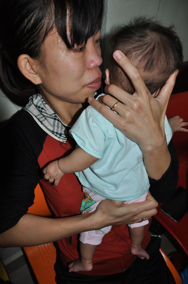 mẹ khóc nghẹn ôm con 7 tháng tuổi bị tim và dị tật môi