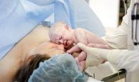 Lợi ích và thiệt thòi của trẻ khi mẹ sinh mổ và sinh thường