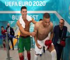 Tin bóng đá 24/6: Màn đổi áo cồng kềnh và đi vào lòng người của Ronaldo