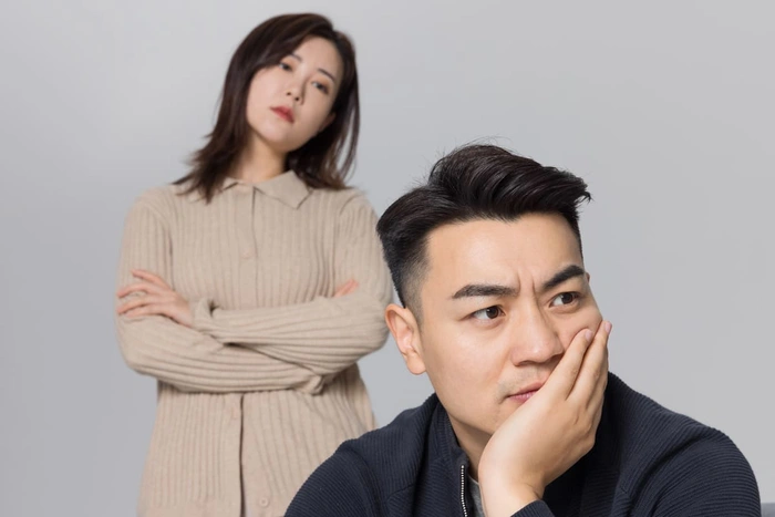 Thời gian bên nhau ngày càng ít đi là 1 trong biểu hiện chồng không còn yêu vợ