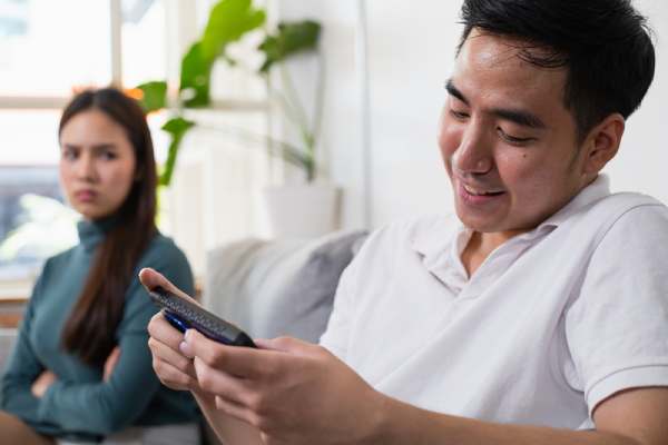 Chồng có dấu hiệu ngoại tình