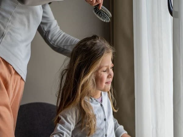 Vì sao tóc bé dễ bị rối?