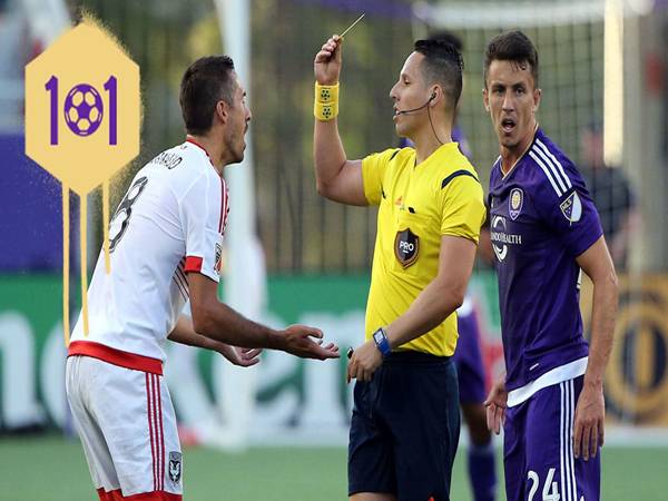 Các hình thức xử phạt theo luật phạm lỗi trong bóng đá