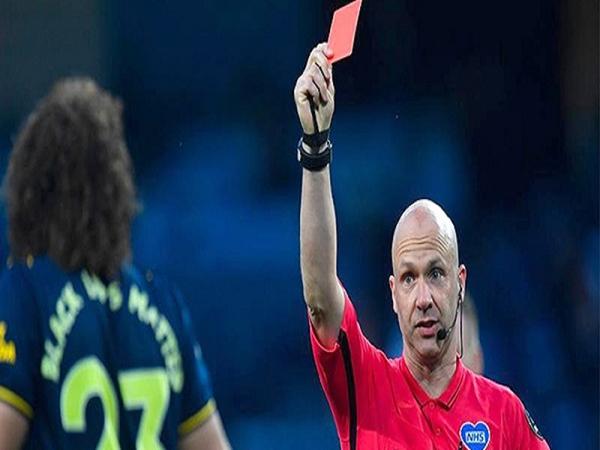 Những lỗi bị phạt thẻ đỏ trong bóng đá